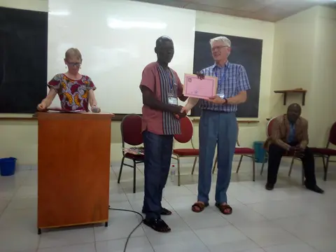 Moise Zalve recois attestation de formation sur Ezechiel