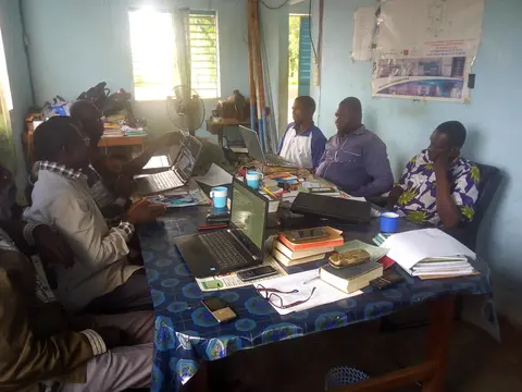L'Equipe des reviseurs de la Bible en session de travail a Boura