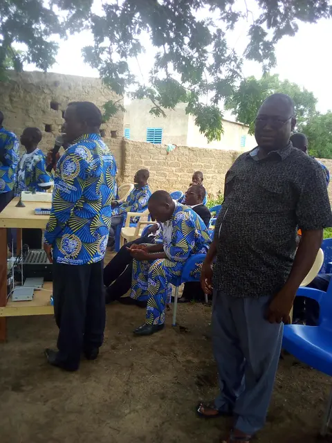Le responsable de l'Equipe de traduction presente le livre de proverbe a l'Eglise de Pentecote